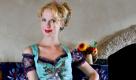 Schultern zeigen ist beim Dirndl ein Muss. Doch Vorsicht bei zu viel Bein und Auschnitt. Beides wird nicht gern gesehen. Die Länge des Dirndls reicht von kniebedeckt bis hin zu wadenlang - da ist auch für kräftige Beine etwas dabei. Foto: Martin Nink für Lola Paltinger