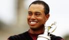 Tiger Woods umarmt den Siegerpokal, den er bei den Britischen Golf Open 2005 im schottischen St. Andrews gewonnen hat. Die Veranstalter der diesjährigen Golf Open warten noch immer auf die Zu- oder Absage des Golfprofis. Das renommierte Turnier feiert  feiert in diesem Jahr 150-jähriges Bestehen. Foto: ap