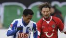 Hannovers Christian Schulz (r.) spielt gegen Herthas Raffael (Brasilien).
 Foto: ddp