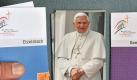 Die Zugangskarten für die Gottesdienste in Etzelsbach und Erfurt: Der Mehrheit der Bundesbürger ist nach einer dpa-Umfrage der Besuch des Papstes völlig gleichgültig. Foto: dpa