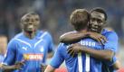 Torschütze Gylfi Sigurdsson wird von seinem Teamkollegen Chinedu Obasi (r) gefeiert. Foto: dpa