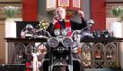 Motorradfahrer-Seelsorger Ruprecht Rupi Müller-Schiemann spricht in der Bergkirche in Niedergründau beim Anlassen-Gottesdienst, während er auf einem Motorrad der Marke Triumph sitzt. Müller-Schiemann feierte am Sonntag unter dem Motto Wohin geht die Reise? zum letzten Mal vor seinem Ruhestand den Gottesdienst, zu dem bis zu 30.000 Motorradfahrer erwartet werden. Foto: dapd