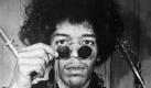 Jimi Hendrix war ein genialer Gitarrenspieler, vielleicht sogar der größte aller Zeiten (undatiertes Archivbild). Er starb am 18. September 1970 mit nur 27 Jahren. Am kommenden Dienstag (27.11.2007) wäre er 65 geworden. Gerade einmal vier Jahre liegen zwischen seinem Durchbruch und seinem Tod; in diesen Jahren wurde er zum Idol der ammerikanischen Hippie-Bewegung: Die überwiegend weißen Blumenkinder sahen ihn als Inbegriff für Auflehnung, Protest und Kriegskritik. Foto: dpa