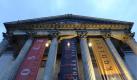 Besucher der Langen Nacht der Opern und Theater gehen am Samstag in Berlin in die  Staatsoper Unter den Linden. Berliner und Touristen sind am Samstag zur zweiten Langen Nacht der Opern und Theater gekommen.
 Foto: ddp