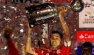 Brazilian soccer team Internacional captain, Bolivar, raises the trophy as new champions of the Libertadores Cup after their final match against Mexican Chivas of Guadalajara at Beira Rio stadium in Porto Alegre, Brazil, 18 August 2010. Internacional beat Chivas 3-2. EPA/ANTONIO LACERDA +++(c) dpa - Bildfunk+++ Foto: dpa
