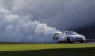 Der 20-jährige Joey Logano hat gerade das Nascar-Rennen Kansas Lottery 300 auf dem Kansas Speedway gewonnen und gibt zur Feier des Tages kräftig Gummi. Foto: ap