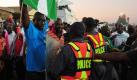 Bei einer Massenpanik tausender Fußballfans vor einem Testspiel zwischen den WM-Teilnehmern Nigeria und Nordkorea in Südafrika sind 15 Menschen teils schwer verletzt worden. Vor der Partie hatte es in Johannesburg chaotische Zustände gegeben. Foto: dpa