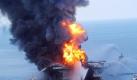 Boote versuchen, den Brand auf der Ölplattform Deepwater Horizon im Golf von Mexiko zu löschen. Foto: US Coast Guard/Archiv  Foto: dpa