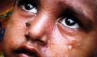 Ein Junge, der durch die Fluten obdachlos geworden ist, wartet in einem Zeltlager in Sukkur in der Provinz Sindh in Pakistan auf Nahrung. Pakistan hat das Angebot, von seinem Widersacher Indien unterstützt zu werden nach einer Woche Bedenkzeit angenommen. Die Zusage erteilte das Land nachdem die USA mahnten, angesichts der katastrophalen Lage dürften politische Erwägungen keine Rolle spielen. Foto: dpa