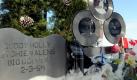 Im Alter von 22 Jahren starb Buddy Holly am 3. Februar 1959 bei einem Flugzeugabsturz auf dem Weg zu einem Auftritt. Mit in der Maschine saßen J.P. The Big Bopper Richardson, Ritchie Valens und der Pilot, die ebenfalls alle ums Leben kamen. Am Ort der Absturzstelle in der Nähe von Clear Lake, Iowa, erinnert heute ein Denkmal an die Musiker. Den Tag des Absturzes bezeichnete DonMcLean später in seinem Welthit American Pie als der Tag, an dem die Musik starb. Foto: dpa
