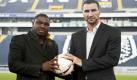 Box-Weltmeister Wladimir Klitschko aus der Ukraine (r) steht am Montag (02.08.2010) im Anschluss an eine Pressekonferenz auf dem Rasen der Commerzbank-Arena in Frankfurt am Main neben seinem Herausforderer Samuel Peter aus Nigeria (l). IBF- und WBO-Weltmeister Klitschko wird am 11. September an gleicher Stelle gegen den früheren WBC-Weltmeister Peter antreten. Der 34 Jahre alte Ukrainer sollte seine Titel ursprünglich gegen Pflichtherausforderer Alexander Powetkin verteidigen. Der Russe unterzeichnete aber weder den Kampfvertrag noch erschien er zur offiziellen Pressekonferenz. Foto: Frank Rumpenhorst dpa/lhe +++(c) dpa - Bildfunk+++ Foto: dpa