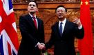 Der chinesische Außenminister Yang Jiechi (rechts) begrüßt den britischen Außenminister David Miliband vor dem Treffen beider Länder im Außenministerium in Peking. Foto: ap