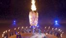 Die olympische Flamme brennt wieder: Der 15-jährige beinamputierte Kanadier Zach Beaumont entzündet das Feuer, das noch bis zum 21. März in Vancouver brennen wird. Foto: ap