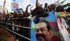 Anhänger des sri-lankischen Präsidenten Mahinda Rajapakse jubeln über den Wahlerfolg. Nach Auszählung der Stimmen liegt Rajapakse bei der Präsidentenwahl in Sri Lanka klar in Führung. Foto: ap