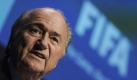 Fifa-Präsident Joseph Blatter hat nach den jüngsten Korruptionsskandalen «schreckliche Fehler» im Fußball-Weltverband eingeräumt. «Die letzten 100 Tage der Fifa zählen zu den schwierigsten in der mehr als 100-jährigen Geschichte», schrieb der 75 Jahre alte Schweizer am Wochenende in einer Kolumne für die Internetseite insideworldfootball.biz. Korruptionsvorwürfe gegen mehrere Top-Funktionäre und Mitglieder des Exekutivkomitees sowie der Verdacht auf Bestechung bei der umstrittenen WM-Vergabe an Russland (2018) und Katar (2022) hatten die Fifa in die schlimmste Krise ihrer Geschichte gestürzt. Foto: dpa