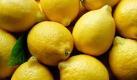Zitronen enthalten bis zu 55 Milligramm Vitamin C auf 100 Gramm Frucht. Auch der reichlich enthaltene Zitronensaft ist gesund - er regt den Appetit an, tötet Bakterien ab und wirkt Fieber senkend. Im 18. Jahrhundert wurde der Saft erfolgreich zur Behandlung von Skorbut eingesetzt. Foto: news.de