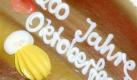 Süße Lebkuchenherzen dürfen beim Oktoberfest nicht fehlen - traditionell mit der Wiesn-Aufschrift. Foto: ap