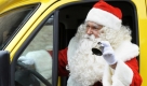 Ein Mann im Weihnachtsmannkostüm kommt zur Eröffung des bekanntesten deutschen Weihnachtspostamtes im nordbrandenburgischen Dorf Himmelpfort. Im vergangenen Jahr schickten etwa 280.000 Kinder aus 80 Ländern ihre Wünsche an den Weihnachtsmann dorthin.  Foto: ap