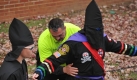 Einige Mitglieder des Ku Klux Klan demonstrieren auf dem Gelände der Universität von Mississippi in Oxford gegen das Aufführverbot eines Liedes, das traditionell bei Sportveranstalungen der Universität gespielt wurde. Der Rektor der Südstaaten-Uni hatte das Lied gestrichen, weil einige Zuschauer immer wieder am Ende eine Textzeile sungen, die seiner Ansicht nach die frühere Rassentrennung verherrlicht. Foto: ap