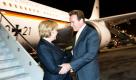 Bundeskanzlerin Angela Merkel wird auf ihrer USA-Reise in Los Angeles von Kaliforniens Gouverneur Arnold Schwarzenegger begrüßt.  Foto: ap