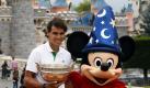 Gemeinsam mit Mickey Mouse freut sich der Spanier Rafael Nadal im Disneyland Paris über die Siegestrophäe der French Open 2011. Am Sonntag schlug Nadal den Schweizer Roger Federer im Final-Match, das mit 7 zu 5, 7 zu 6, 5 zu 7 und  6 zu 1 endete.  Foto: dapd