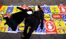 Aktivisten liegen in Berlin während einer Aktion für die Einhaltung der Menschenrechte und des Arbeitsrechts auf Plastiktüten verschiedener Supermarktketten. Die Aktivisten wenden sich mit der Aktion gegen die Preispolitik der Discounter und die damit verbundenen Auswirkungen auf deren Arbeitnehmer. Foto: ddp