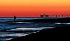 Sieht so ein Sonnenuntergang im November aus? Für Deutschland lässt sich diese Frage eindeutig verneinen. In Orange Beach im US-Bundestaat Alabama dagegen herrschen momentan angenehme 25 Grad. Da bekommt sicherlich niemand so schnell eine Herbstdepression. Foto: dapd