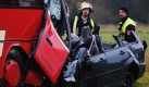 Feuerwehrmänner stehen nahe Kelheim in Niederbayern hinter einem völlig zerstörten Fahrzeug neben einem Bus. Beim Frontalzusammenstoß des Autos mit dem Linienbus ist am frühen Dienstagmorgen ein Mann ums Leben gekommen. Der Busfahrer und der einzige Fahrgast wurden verletzt. 
 Foto: dpa