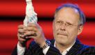 Schauspieler Axel Milberg haelt am Freitag (09.05.08) bei der Verleihung des Bayerischen Fernsehpreises 2008 im Prinzregententheater in Muenchen (Bayern) die Auszeichnung, den sogenannten Blauen Panther in der Hand. Der Bayerische Fernsehpreis wird zum 20. Mal verliehen. Foto: ddp