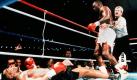 Mike Tyson vs. Buster Douglas, 11. Februar 1990 in Tokio (Japan): Mike Tyson (links) war 1990 auf dem Höhepunkt seiner Karriere. Der damals 23-jährige K.o.-Schläger aus New York hielt die WM-Gürtel der Verbände IBF, WBA und WBC und war ungeschlagen. Tyson war jedoch bereits durch regelmäßigen Alkohol- und Drogengenuss sowie psychische Problemen geschwächt. In der zehnten Runde ging er durch einen Treffer von Douglas K.o. Danach war Tyson nie wieder der Alte. Foto: imago