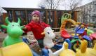 Im Prenzlauer Berg haben Kinder ihre Eltern fest im Griff. (Bild: Stephanie Pilick/dpa) Foto: dpa