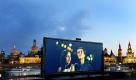 Der Trailer eines Films ist in Dresden im Rahmen der 20. Filmnächte am Elbufer zu sehen. Bis zum 12. September werden gegenüber der historischen Altstadt fast täglich Filme auf einer 448 Quadratmeter großen Projektionsfläche gezeigt. Foto: ap
