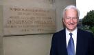 Altbundesprsident Richard von Weizscker steht am Freitag (05.05.2000) an seinem Geburtsort, 
dem Stuttgarter Neuen Schloss. Mit einer kleinen Feier wurde eine Gedenktafel enthllt, 
auf der es heit:In einer Mansardenwohnung des Neuen Schlosses wurde am 15. April 1920 geboren Richard von Weizscker, 
Prsident der Bundesrepublik Deutschland 1984-1994. Foto: dpa