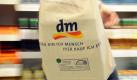 Dm ist die führende Drogeriekette in Deutschland und hat ein beneidenswert gutes Image. Die Reportage Der dm-Check fragte, was dahinter steckt und fand Risse im positiven Außenbild. Die beginnen damit, dass die Dauertiefpreise nicht überall gleich sind, und enden in Billiglohnländern wie Indonesien und Bangaldesch. Foto: dpa/Uli Deck