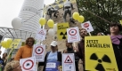 Umweltaktivisten protestieren in Essen vor der Zentrale des Energieunternehmens RWE mit einer Abseilaktion an einer künstlichen Kletterwand gegen das im Bau befindliche Kernkraftwerk Belene in Nord-Bulgarien. Foto: ddp