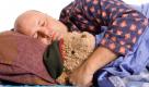 Ein Überbleibsel aus der Kindheit: Das Kuscheltier. Mit dem haarigen Freund aus Stoff fallen vielen Erwachsenen schneller die Augen zu.  Foto: iStockphoto