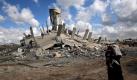 Eine Palästinenserin mit ihrem Kind neben den Trümmern eines bei einem israelischen Angriff zerstörten Hauses. Im Streit um Kriegsverbrechen im Gazakrieg Anfang 2009 hoffen die Palästinenser auf ein Verfahren gegen Israel vor dem Internationale Strafgerichtshof in Den Haag. Foto: dpa