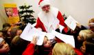 Kinder des Fröbel Hortes Kastanienhof übergeben in der Postfiliale in Potsdam dem Weihnachtsmann aus Himmelpfort ihre Wunschzettel. Nachdem er in seiner Weihnachtpostfiliale im brandenburgischen Himmelpfort zusammen mit seinen Helferinnen bereits über 100.000 Briefe beantwortet hat, nahm er in Potsdam die Wunschzettel persönlich entgegen.
 Foto: dpa