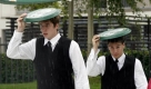 Diese jungen Männer verwenden ihr Berufsaccessoire eher defensiv. Es regnet. Foto: dpa