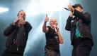Fanta4 starten Tour in Mannheim
Vorspann: 	
Text: 	

Mannheim (dpa) - Auf einer neuen Rundbühne haben Die Fantastischen Vier am Donnerstagabend in Mannheim ihre Hallentournee begonnen. Vor rund 5500 textsicheren Fans spielte die Rap-Formation rund zwei Stunden lang die Songs ihres neuen Albums «Für dich immer noch Fanta Sie», gemischt mit einem Best of der vergangenen 20 Jahre.

Um von der Rundbühne den Kontakt zum Publikum zu halten, legten Smudo, Thomas D und Michi Beck Kilometer zurück. Von And.Ypsilon an seiner Geräusch-Maschine bekamen viele Zuschauer dagegen überwiegend die Rückseite zu sehen.

Bis Ende des Monats treten Fanta4 unter anderem noch in Karlsruhe (14.), Frankfurt am Main (20.), Berlin (22.), Hamburg (23.) und München (26.) auf. Abschluss der Tour ist am 28. November in Würzburg.
Ressort: 	Medien
Schlagworte: 	Musik/
 Foto: dpa
