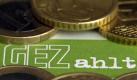 Kein Sonderrecht für Datschen über 24 Quadratmeter: Die Besitzer müssen Rundfunkgebühren zahlen. (Bild: Sören Stache/dpa) Foto: dpa