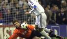 Real Madrid's Raul Gonzalez (R), scores the first goal for his team as Borussia Dortmund's goalkeeper Jens Lehman (L) tries to catch the ball during their Champions League match at Santiago Bernabeu stadium, in Madrid, Wednesday, 19 February 2003. Fotograf J.L. PINO dpa  Foto: dpa