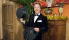ARCHIV - Der Sänger Patrick Lindner als Gast Peter Bucher posiert am 08.10.2009 in München (Oberbayern) während der Aufzeichnung der Jubiläumssendung des Theater-Lustspiels 'Der Silvesterknaller'. Mit der Fernsehaufzeichnung feiert das Chiemgauer Volkstheater sein 125. Theaterstück für den Bayerischen Rundfunk (BR). Das Stück soll am 31. Dezember 2009 im BR zu sehen sein. Foto: Peter Kneffel dpa/lby (zu dpa-Korr 'Patrick Lindner auf bedeutenden Brettern' vom 31.12.2009 - Wiederholung vom 27.12.2009) +++(c) dpa - Bildfunk+++ Foto: dpa