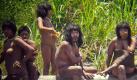 In den Regenwäldern des Amazonas und Indonesiens gibt es noch viele Teile, die bisher nur wenig erforscht sind. Genau dorthin haben sich indigene Völker zurückgezogen, die jeglichen Kontakt zur Außenwelt ablehnen - so wie der Indianerstamm der Mashco-Piro im Regenwald Perus. Bislang galt er als der geheimste Stamm der Welt, vor wenigen Wochen tauchten erstmals Fotos von ihnen auf. Laut der Organisation Survival International gibt es etwa 100 solcher unkontaktiertenVölkerauf der Welt. Und es könne auch nicht ausgeschlossen werden, dass es noch weitere Gruppen gibt, die bisher nicht entdeckt wurden. Foto: D.Cortijo/www.survivalinternational.de