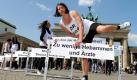 Janna klettert in einem Sporttrikot des Landes Kongo über eine Hürde vor dem Brandenburger Tor in Berlin. Bei der Aktion vor dem Muttertag soll auf die hohe Sterberate von Müttern während der Schwangerschaft und bei der Geburt in Entwicklungsländern aufmerksam gemacht werden. Foto: dpa