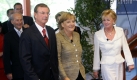 Die Familie Mohn hatte immer einen guten Draht zur Politik. Spitzenpolitiker, wie hier Angela Merkel, waren regelmäßig zu Gast etwa bei der Verleihung des Carl-Bertelsmann-Preises. Der Preis wird für Gesellschaftliches Engagement als Bildungsziel verliehen. Foto: dpa