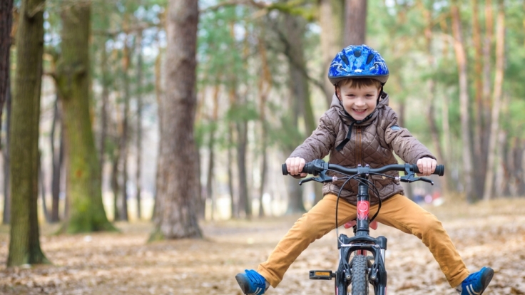 Der Junge hatte einen vermeintlich harmlosen Unfall mit dem Fahrrad. (Symbolbild)