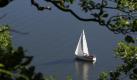 ... oder - wer es etwas dekadenter mag - ein eigenes Segelboot. Foto: dapd