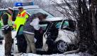 Polizisten stehen auf der Bundesstraße 2 bei Nordendorf, Schwaben, neben einem verunglückten Auto. Nach Polizeiangaben geriet das Auto auf schneebedeckter Fahrbahn ins Schleudern und prallte mit dem Heck voraus in eine Baumgruppe neben der Straße. Durch die Wucht des Aufpralls wurde der Fahrer getötet. Foto: dpa