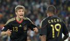 Thomas Mueller (L) of Germany speaks with his teammate Cacau during the FIFA World Cup 2010 group D match between Ghana and Germany at the Soccer City Stadium in Johannesburg, South Africa 23 June 2010. Photo: Ronald Wittek dpa - Please refer to http://dpaq.de/FIFA-WM2010-TC +++(c) dpa - Bildfunk+++ Foto: dpa